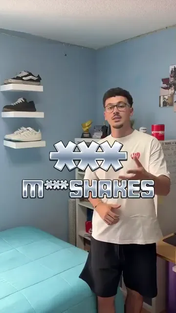 Vídeo vertical: chico con gafas hablando a cámara en su habitación