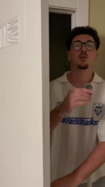 Vídeo vertical: chico con gafas hablando a cámara junto a una puerta